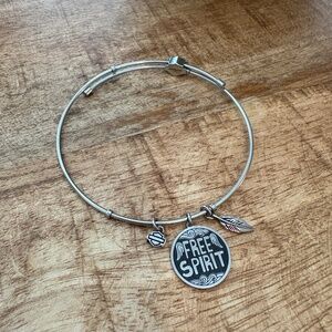 Harley-Davidson  Free Spirit Feather Charms Legend Bangle Bracelet